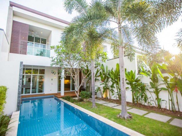 Unique 3 Bed Condo with Pool – 1064