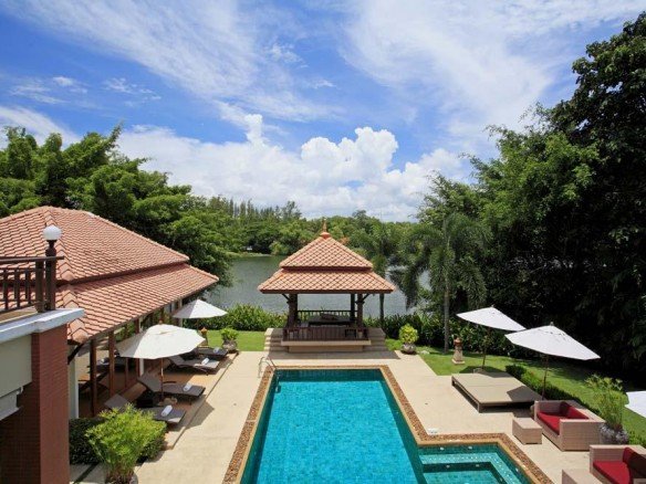 DVR145 – Luxury Lakeside Villa